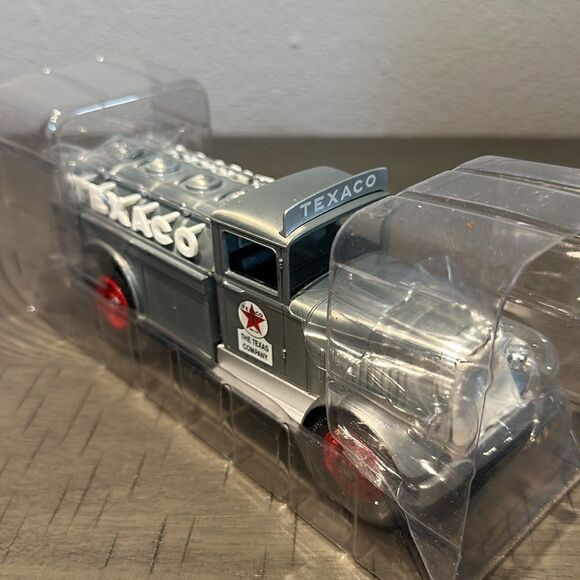1934 Texaco 7-23 GMC Tanker.  New in Box - Picture 4 of 7